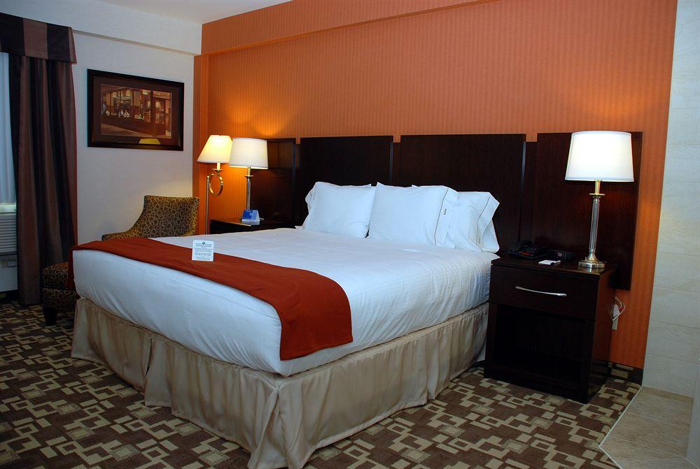 Holiday Inn Express Maspeth By Ihg New York Eksteriør bilde