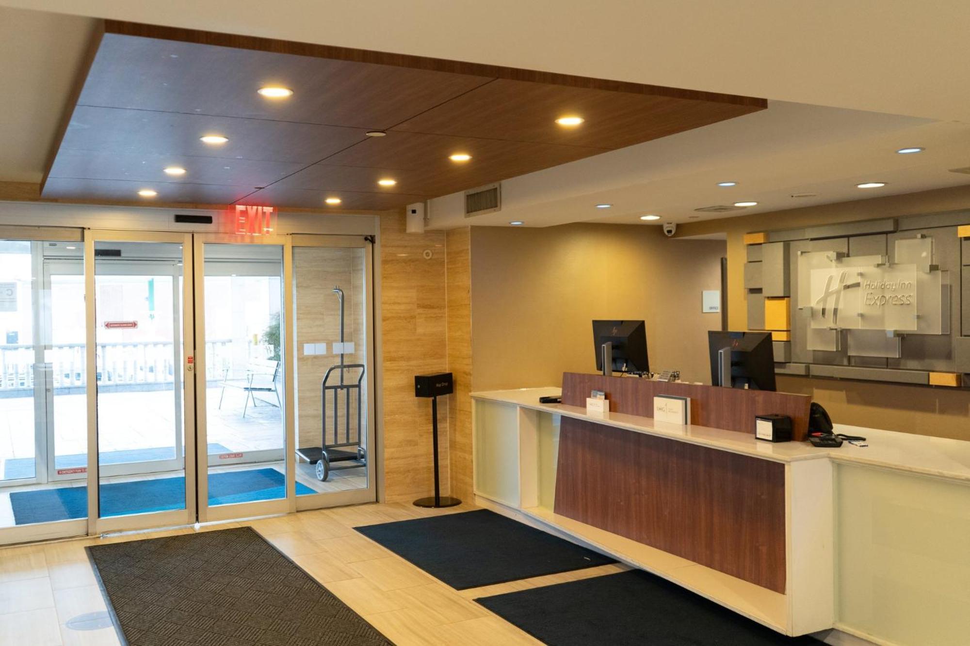 Holiday Inn Express Maspeth By Ihg New York Eksteriør bilde
